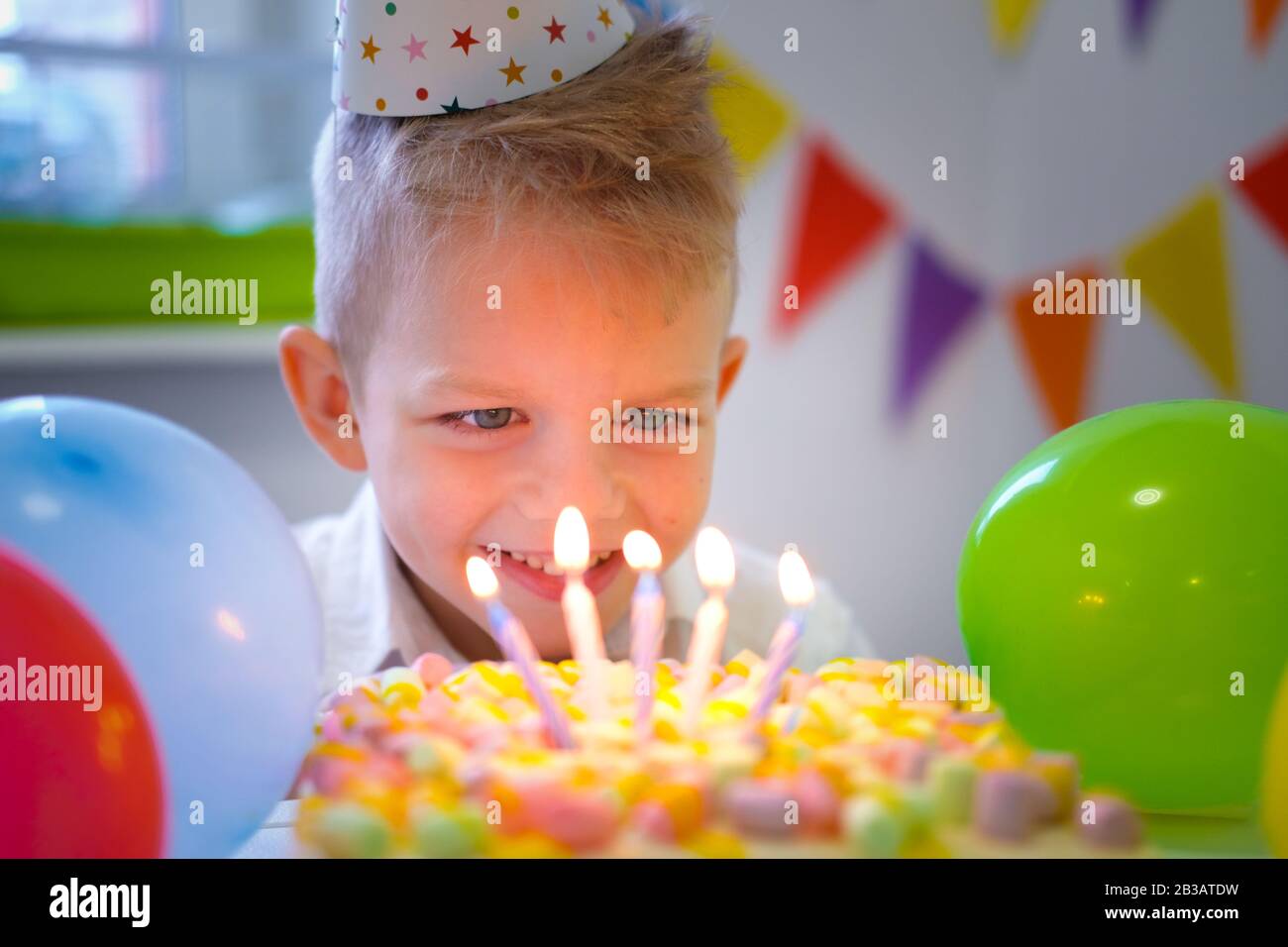 Anniversaire Garcon Regardant Des Bougies Sur Le Gateau Arc En Ciel Anniversaire Faisant Un Souhait Avant De Les Coups A La Fete D Anniversaire Arriere Plan Colore Avec Des Bulles Photo Stock Alamy Anniversaire Garcon Regardant Des Bougies Sur Le Gateau Arc En Ciel Anniversaire Faisant Un Souhait Avant De Les Coups A La Fete D Anniversaire Arriere Plan Colore Avec Des Bulles Photo Stock Alamy