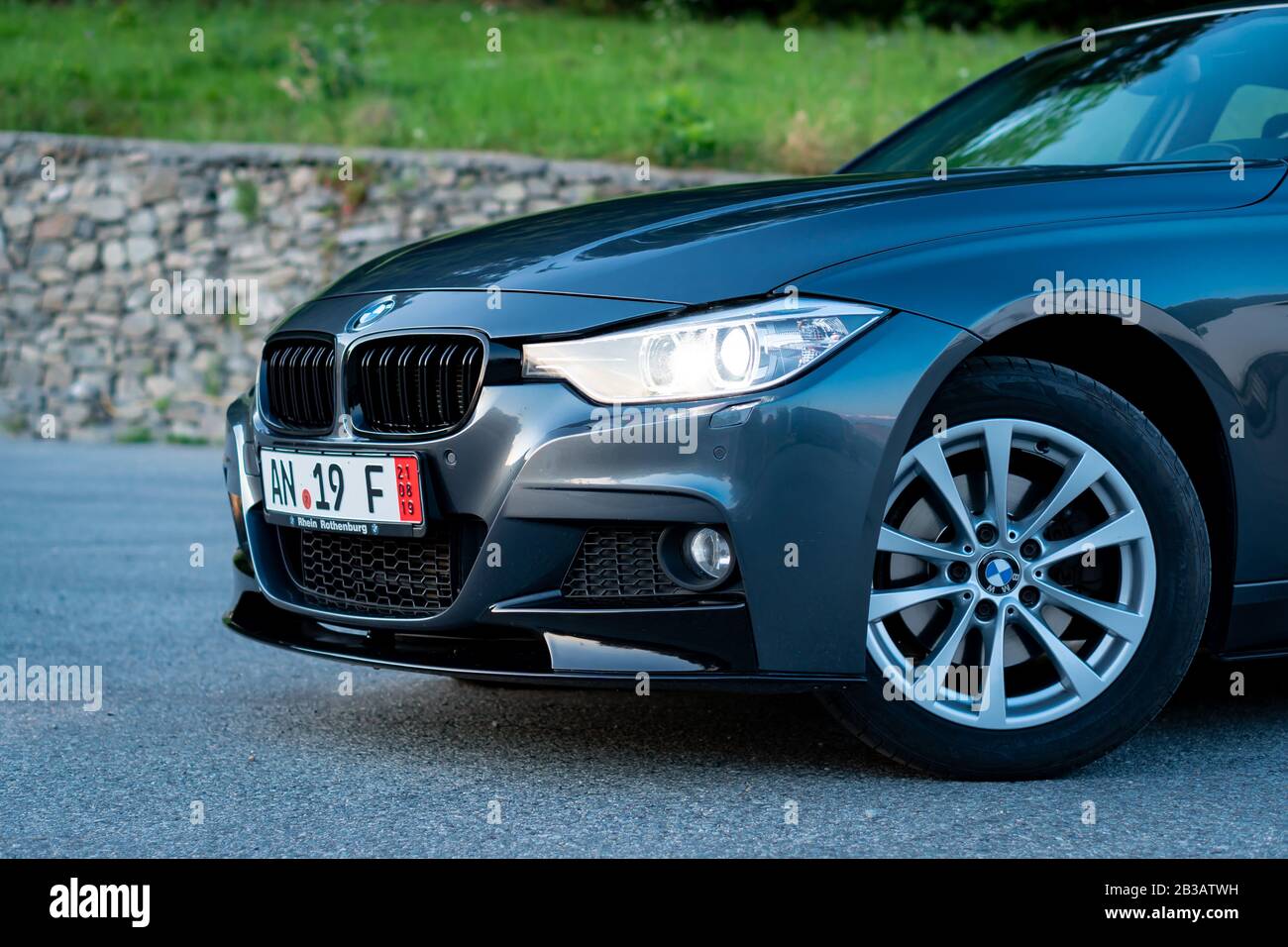 Cluj-Napoca, Cluj/Romania-07.28.2019-BMW M Performance, modèle F30, berline, isolé dans un parking, emblématique superbe voiture allemande Banque D'Images