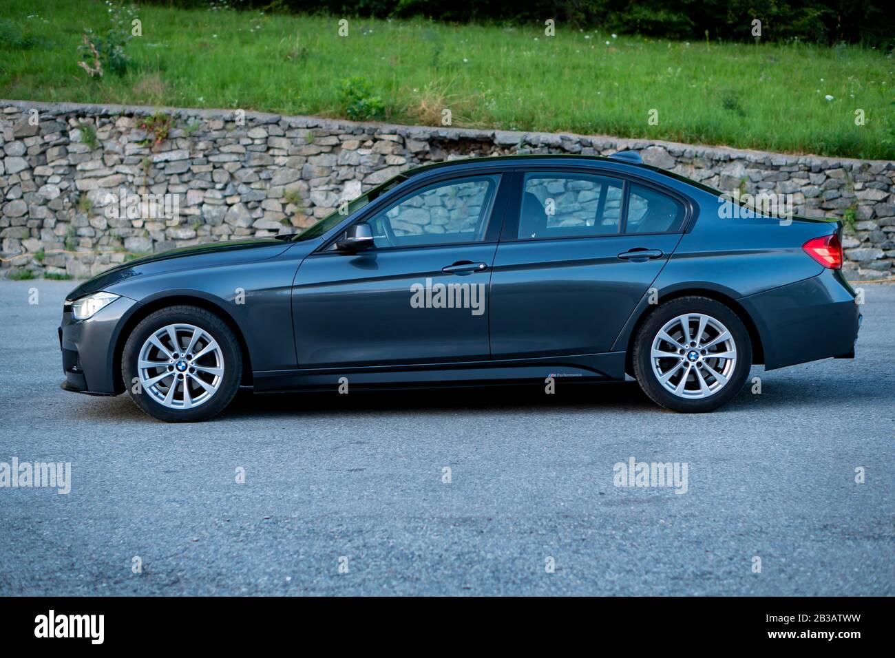 Cluj-Napoca, Cluj/Romania-07.28.2019-BMW M Performance, modèle F30, berline, isolé dans un parking, emblématique superbe voiture allemande Banque D'Images