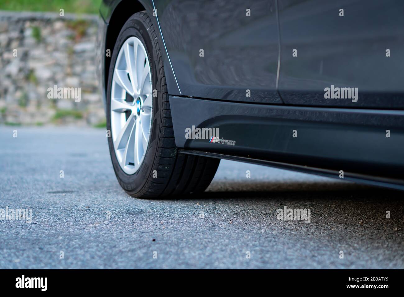 Cluj-Napoca,Cluj/Romania-07.28.2019-body kit m performance montée sur une bmw série 3, modèle f 30, année de fabrication 2012. L'autocollant de performance M i Banque D'Images