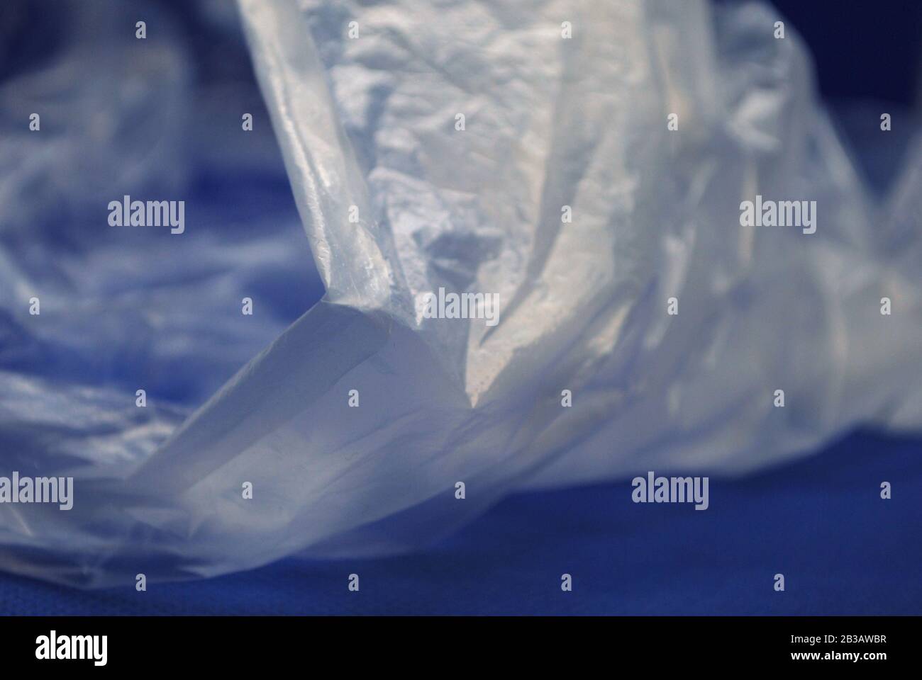 Vue rapprochée du sac en plastique transparent en polyéthylène sur fond bleu Banque D'Images