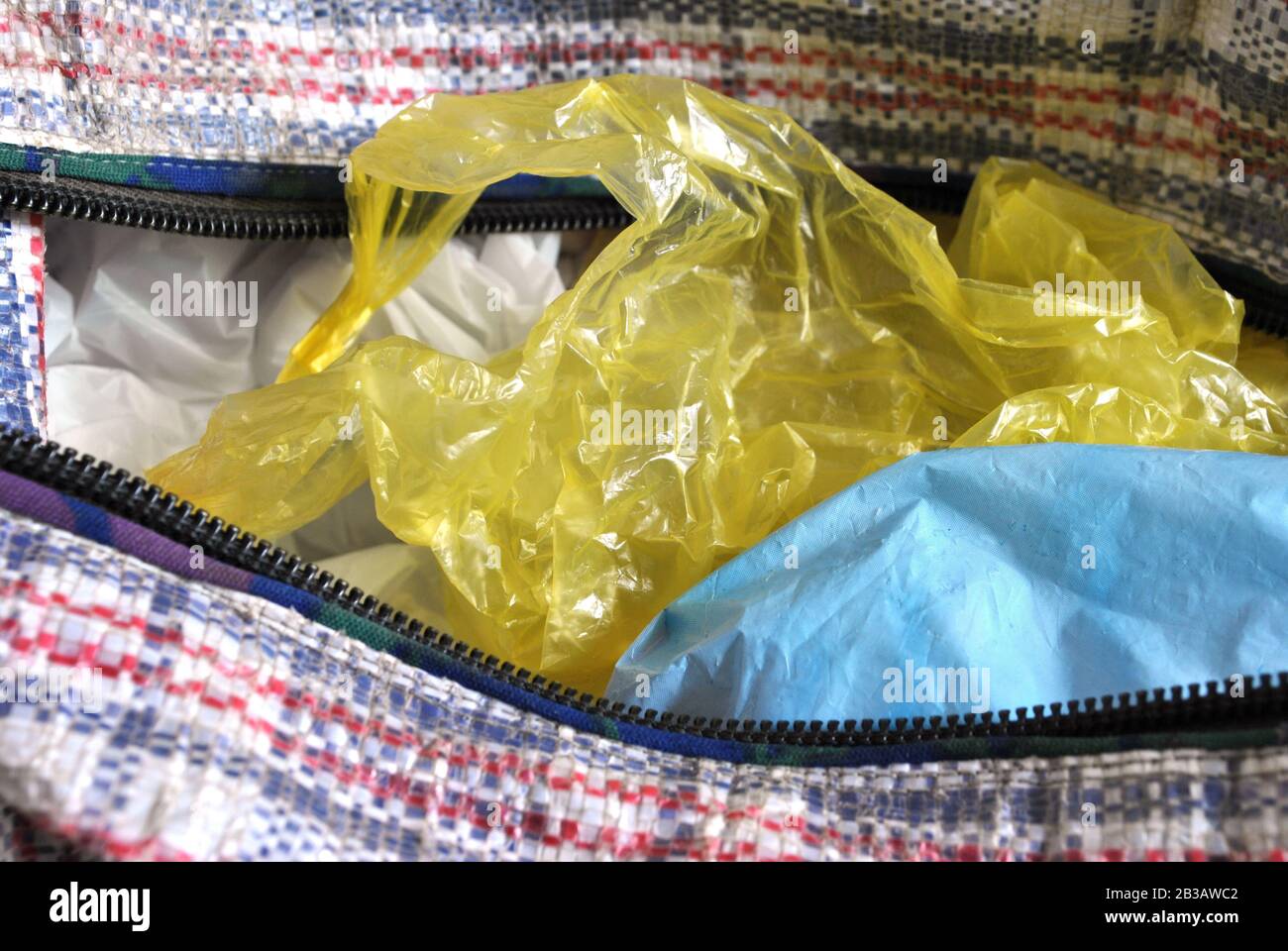 Vieux sacs en plastique colorés jaune, bleu et blanc Banque D'Images