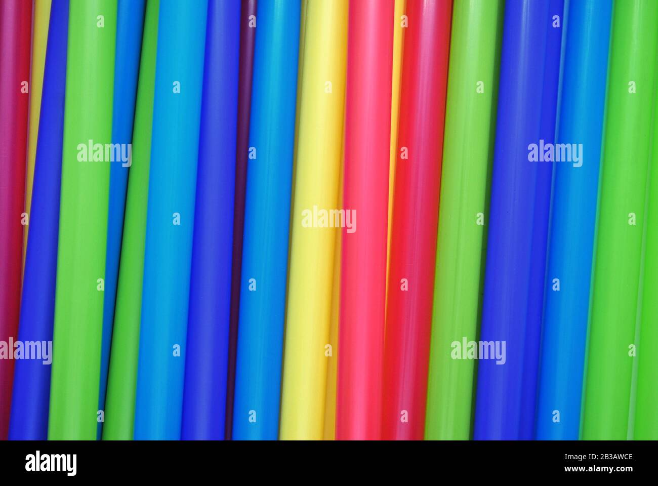 Gros plan sur les pailles en plastique colorées Banque D'Images
