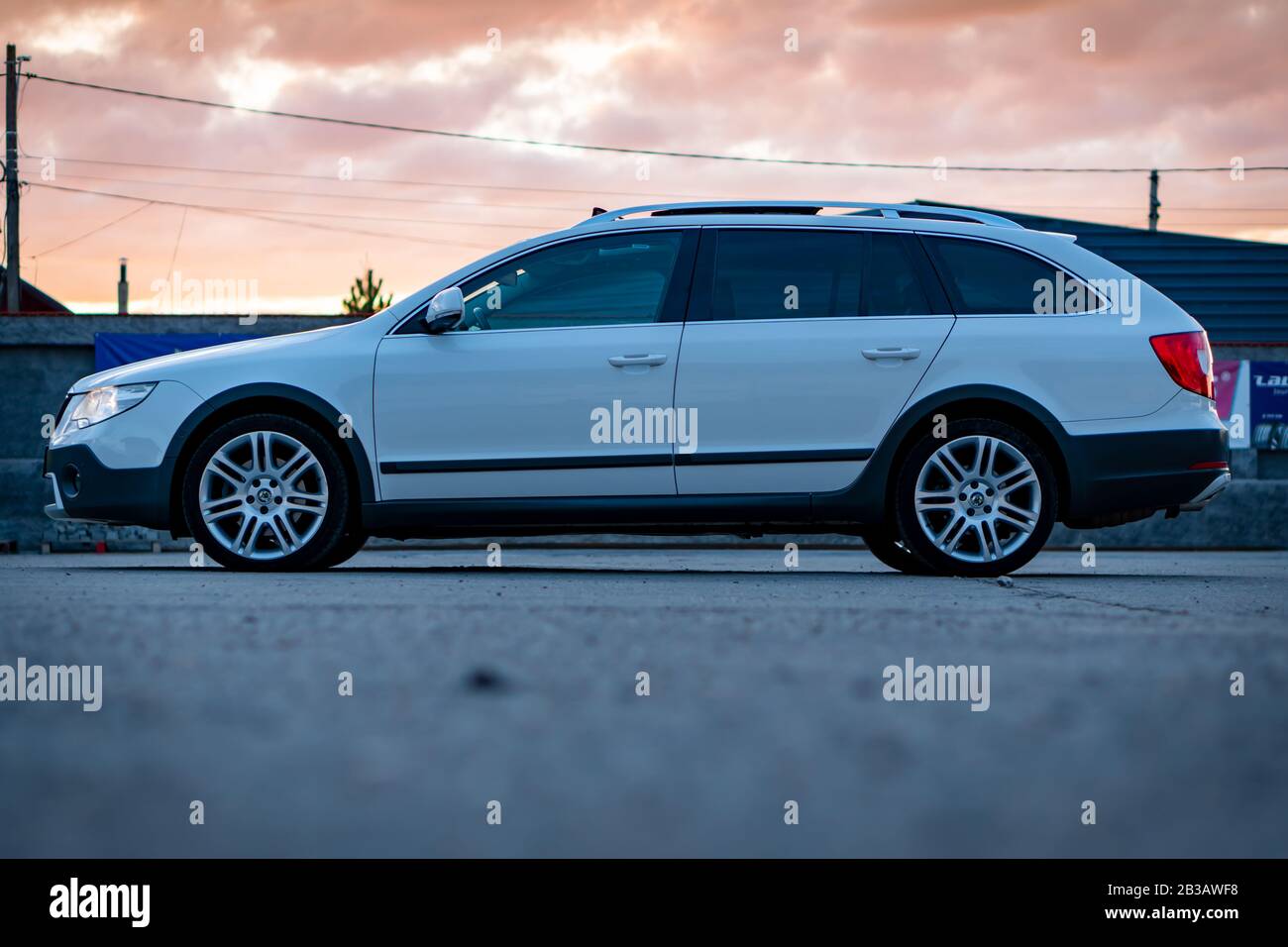 Cluj-Napoca,Cluj/Romania-09.04.2019-Skoda Superbe extérieur/Scout isolé dans un parking vide, fenêtres teintées, peinture blanche perle, jantes alliage Banque D'Images