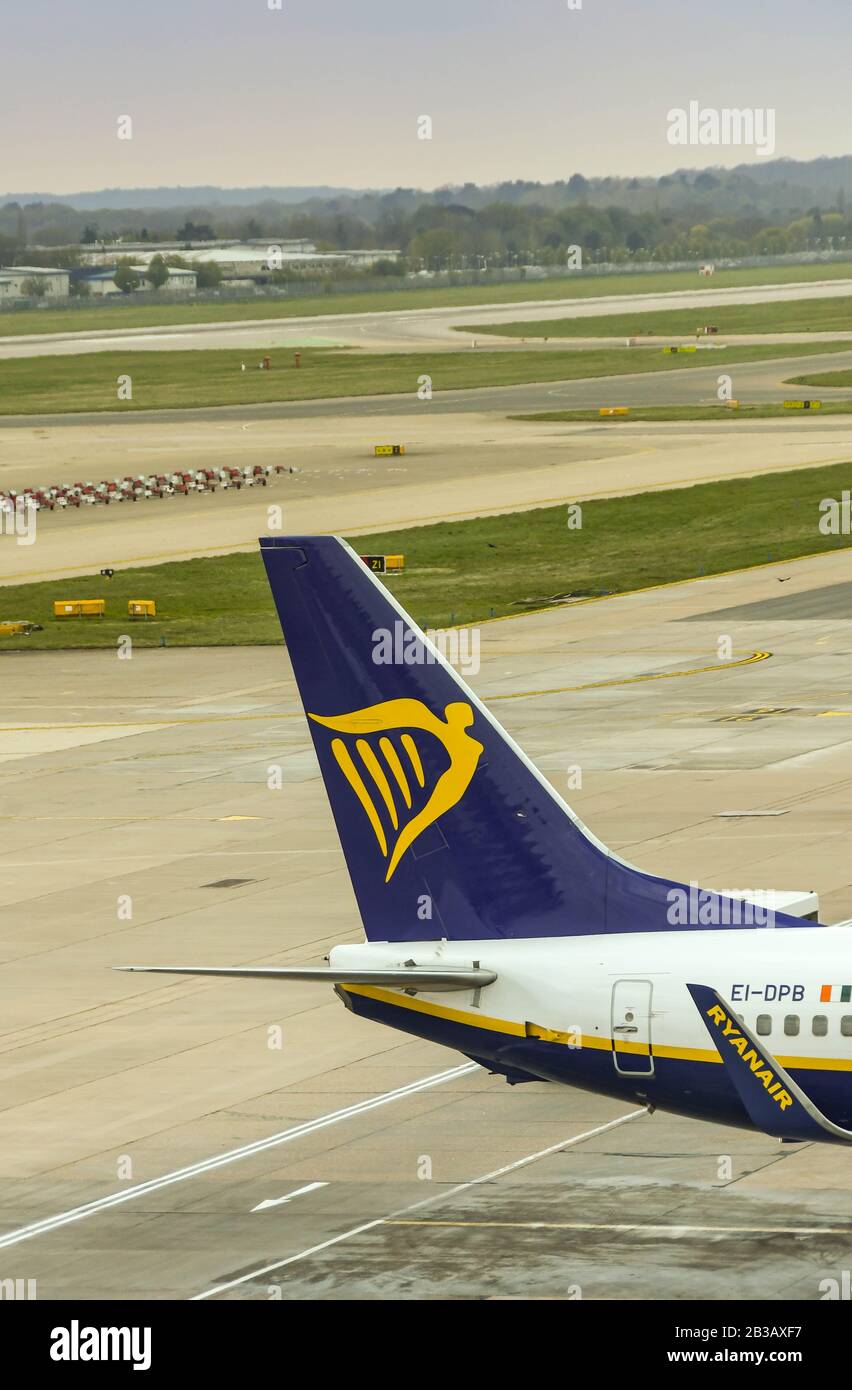 AÉROPORT de Londres GATWICK - AVRIL 2019 : fin d'un Boeing 737 exploité par la compagnie aérienne Ryanair à l'aéroport de Londres Gatwick. Banque D'Images