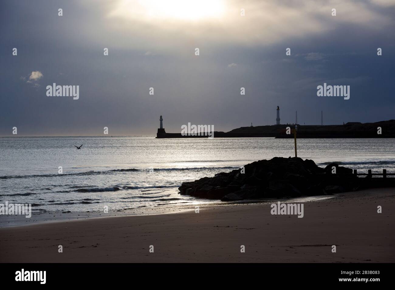 Plusieurs photos d'Aberdeen South Breakwater, du phare de Girdless, de Grayhope Bay et du port d'Aberdeen, de grandes vagues se brisant et de bateaux sortant du port. Banque D'Images