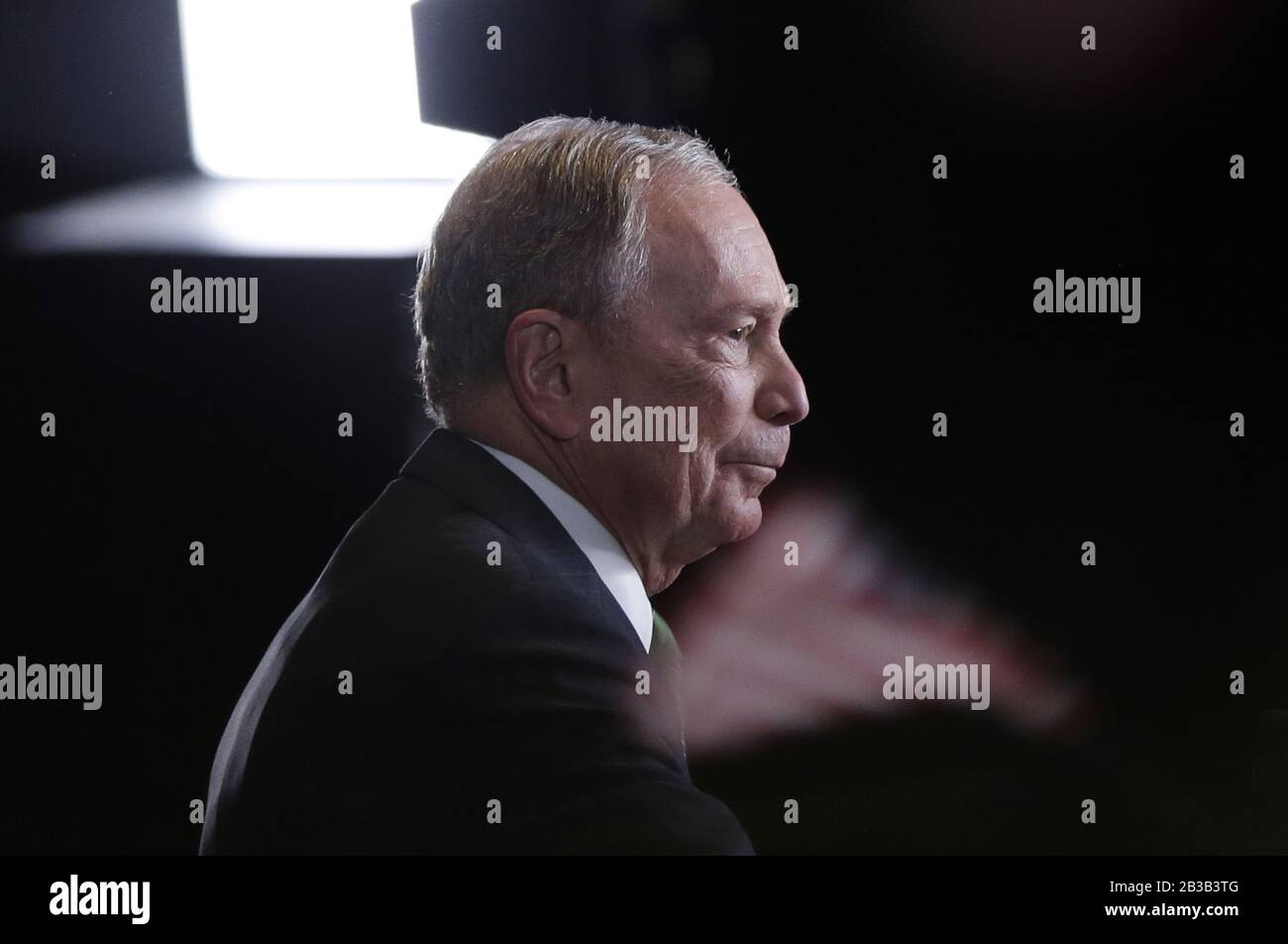 New York, États-Unis. 04 mars 2020. Le candidat démocrate à la présidence, Mike Bloomberg, attend que les partisans qui tiennent les drapeaux américains s'installent avant de prononcer un discours annonçant qu'il suspendait sa campagne le mercredi 4 mars 2020 à New York. Bloomberg a soutenu Joe Biden disant que l'ancien vice-président avait la meilleure chance de gagner en novembre. Photo de John Angelillo/UPI crédit: UPI/Alay Live News Banque D'Images