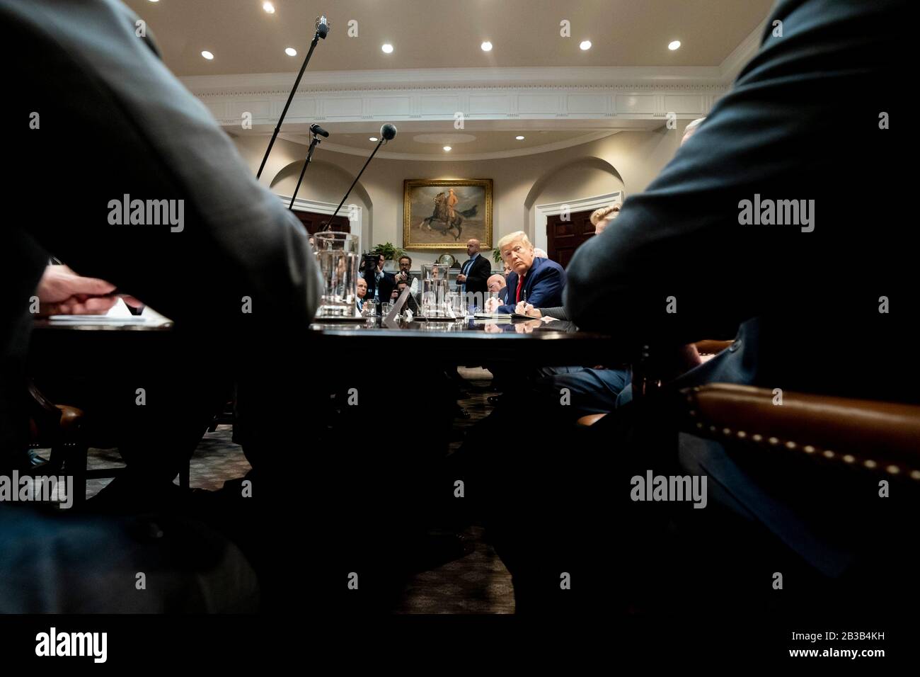 Washington, États-Unis D'Amérique. 04 mars 2020. Washington, États-Unis D'Amérique. 04 Mars 2020. Le président des États-Unis, Donald Trump, rencontre avec le vice-président Mike Pence et les dirigeants des compagnies aériennes pour discuter de l'impact possible de l'épidémie de coronavirus COVID-19 sur l'industrie du voyage dans la salle Roosevelt de la Maison Blanche le 4 mars 2020 à Washington, DC. Crédit: D. Myles Cullen/White House Photo/Alay Live News Banque D'Images