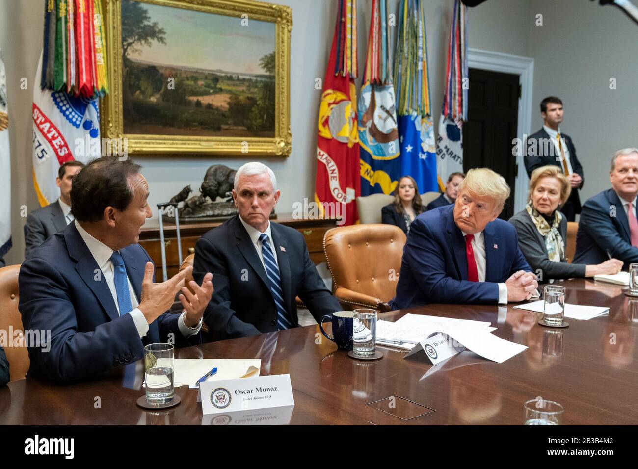 Washington, États-Unis D'Amérique. 04 mars 2020. Washington, États-Unis D'Amérique. 04 Mars 2020. Le président des États-Unis, Donald Trump, rencontre avec le vice-président Mike Pence et les dirigeants des compagnies aériennes pour discuter de l'impact possible de l'épidémie de coronavirus COVID-19 sur l'industrie du voyage dans la salle Roosevelt de la Maison Blanche le 4 mars 2020 à Washington, DC. Crédit: Joyce Boghosian/Maison Blanche Photo/Alay Live News Banque D'Images