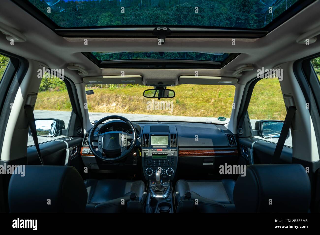 Toit panoramique - toit ouvrant double dans une luxueuse voiture de sport,  verre dach glacé, fenêtres teintées bleues et tissus en cuir. À l'intérieur  d'un luxueux SUV Photo Stock - Alamy