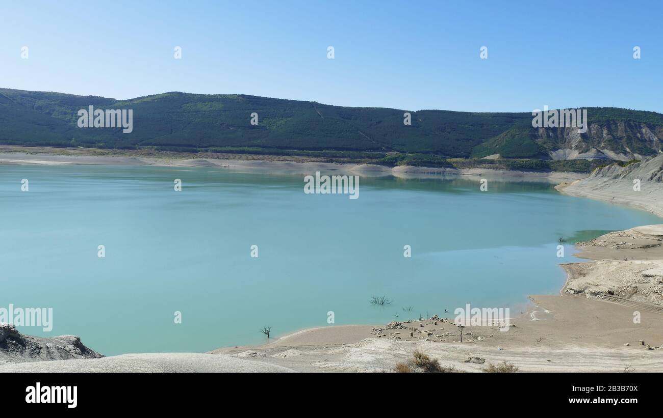 Niveau d'eau bas et vestiges des ruines du réservoir de Yesa en Navarre - octobre 2019 Banque D'Images