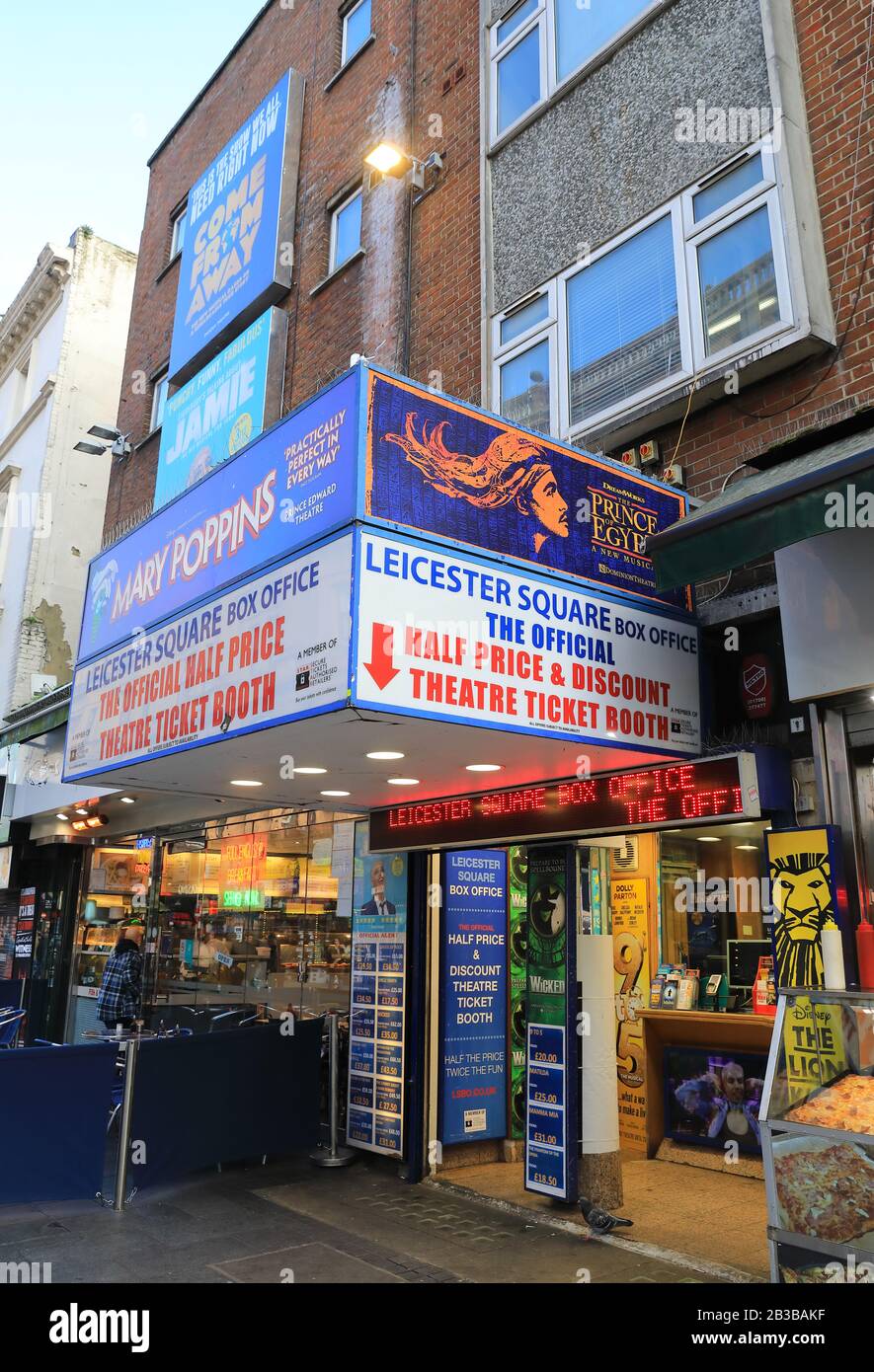 Stand de billets de théâtre sur Leicester Square, dans le West End de Londres, au Royaume-Uni Banque D'Images