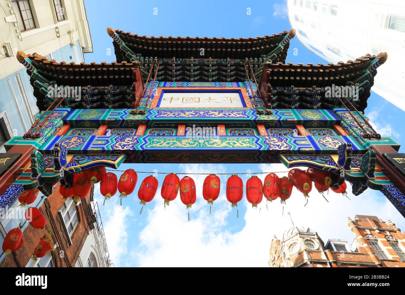 Porte Chinatown colorée sur Wardour Street, dans le West End de Londres, au Royaume-Uni Banque D'Images