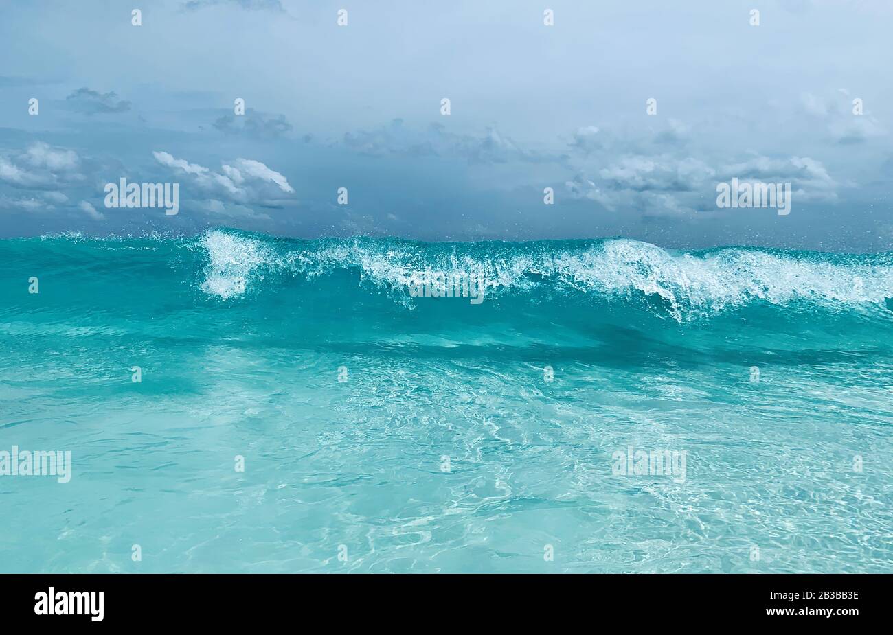 Eau turquoise et grandes vagues aux Seychelles, la plage de la Digue. Papier peint de voyage et de vacances Banque D'Images
