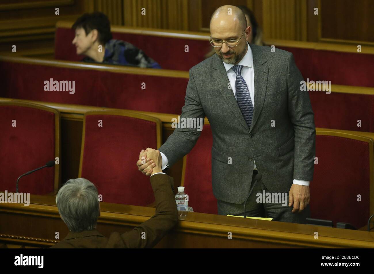 (200304) -- KIEV, 4 mars 2020 (Xinhua) -- Denys Shmyhal est félicité par un député après avoir été nommé Premier ministre au parlement à Kiev, Ukraine, 4 mars 2020. Le parlement ukrainien, la Verkhovna Rada, a nommé Denys Shmyhal Premier Ministre de l'Ukraine, selon le site officiel du parlement mercredi. (Photo De Sergey Starostenko/Xinhua) Banque D'Images