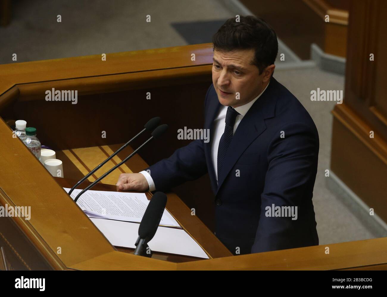(200304) -- KIEV, 4 mars 2020 (Xinhua) -- le président ukrainien Volodymyr Zelensky s'adresse au parlement ukrainien à Kiev, Ukraine, 4 mars 2020. Le parlement ukrainien, la Verkhovna Rada, a nommé Denys Shmyhal Premier Ministre de l'Ukraine, selon le site officiel du parlement mercredi. (Photo De Sergey Starostenko/Xinhua) Banque D'Images