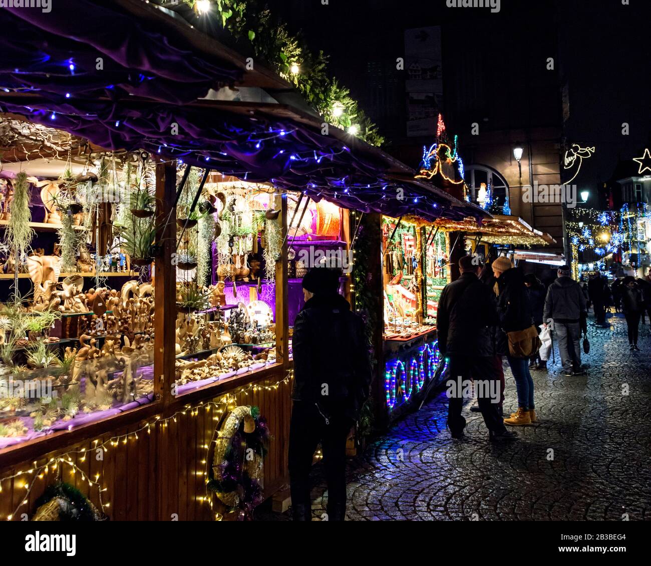 France, STRASBOURG - 20 DÉCEMBRE 2017: Les gens qui visitent le marché de Noël. Le marché de Noël se tient chaque année dans tout le centre de Strasbourg. Banque D'Images