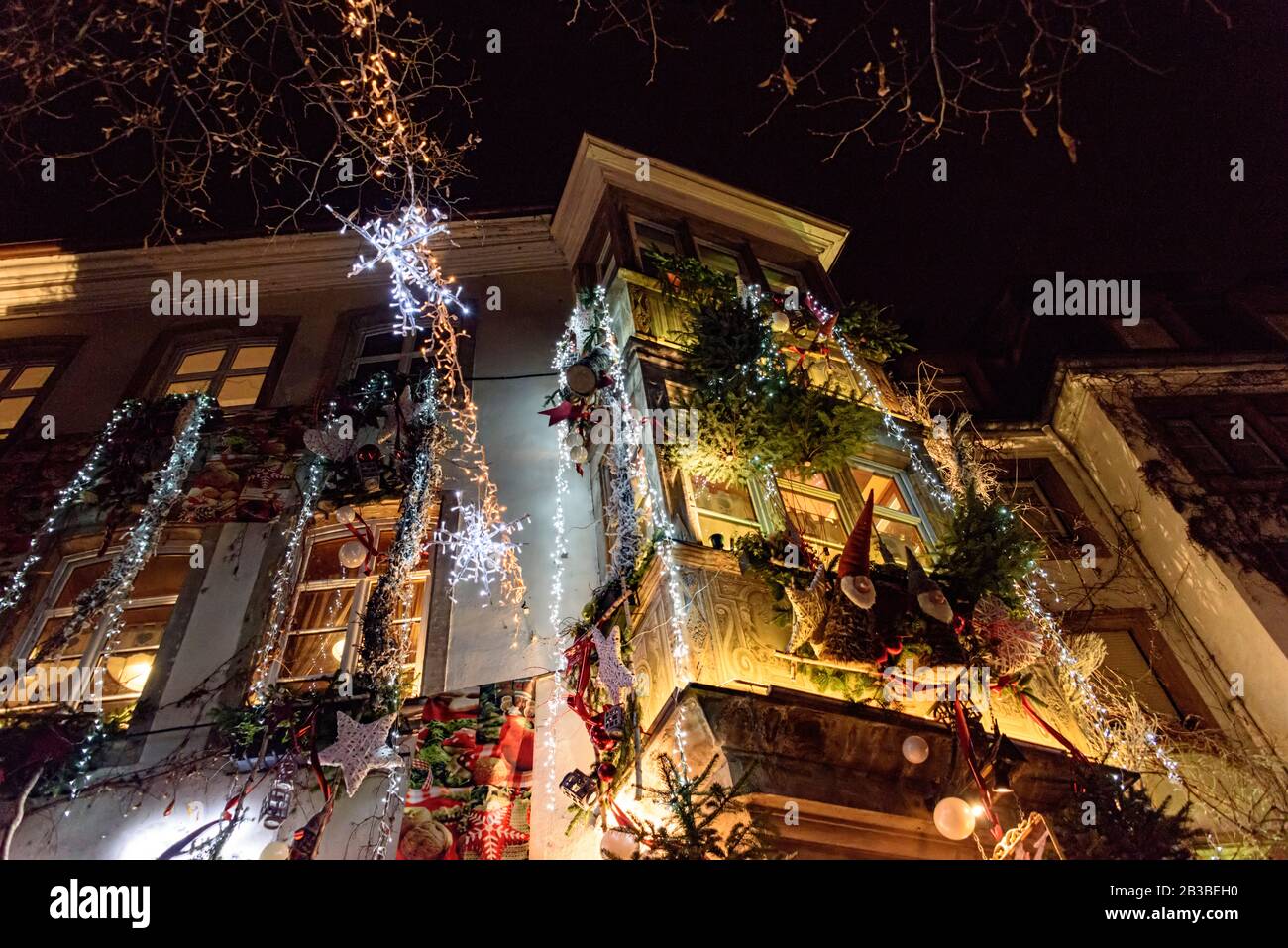 France, STRASBOURG - 20 DÉCEMBRE 2017 : décorations de rue de Noël. Tout le centre-ville est décoré de lumières et de décorations chaque mois de décembre. Banque D'Images