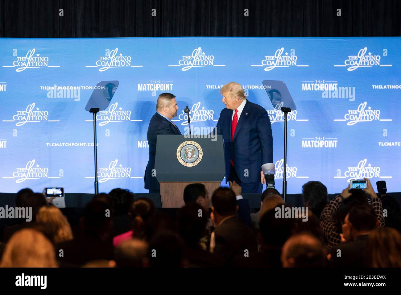 Washington, États-Unis D'Amérique. 04 mars 2020. Washington, États-Unis D'Amérique. 04 Mars 2020. Le président américain Donald Trump se réveille avec le PDG de ShoppRite Rafael Cuellar, à gauche, après avoir été présenté pour prendre la parole au sommet législatif de la coalition Latino lors du JW Marriott le 4 mars 2020 à Washington, DC. Crédit : Tia Dufour/White House Photo/Alay Live News Banque D'Images