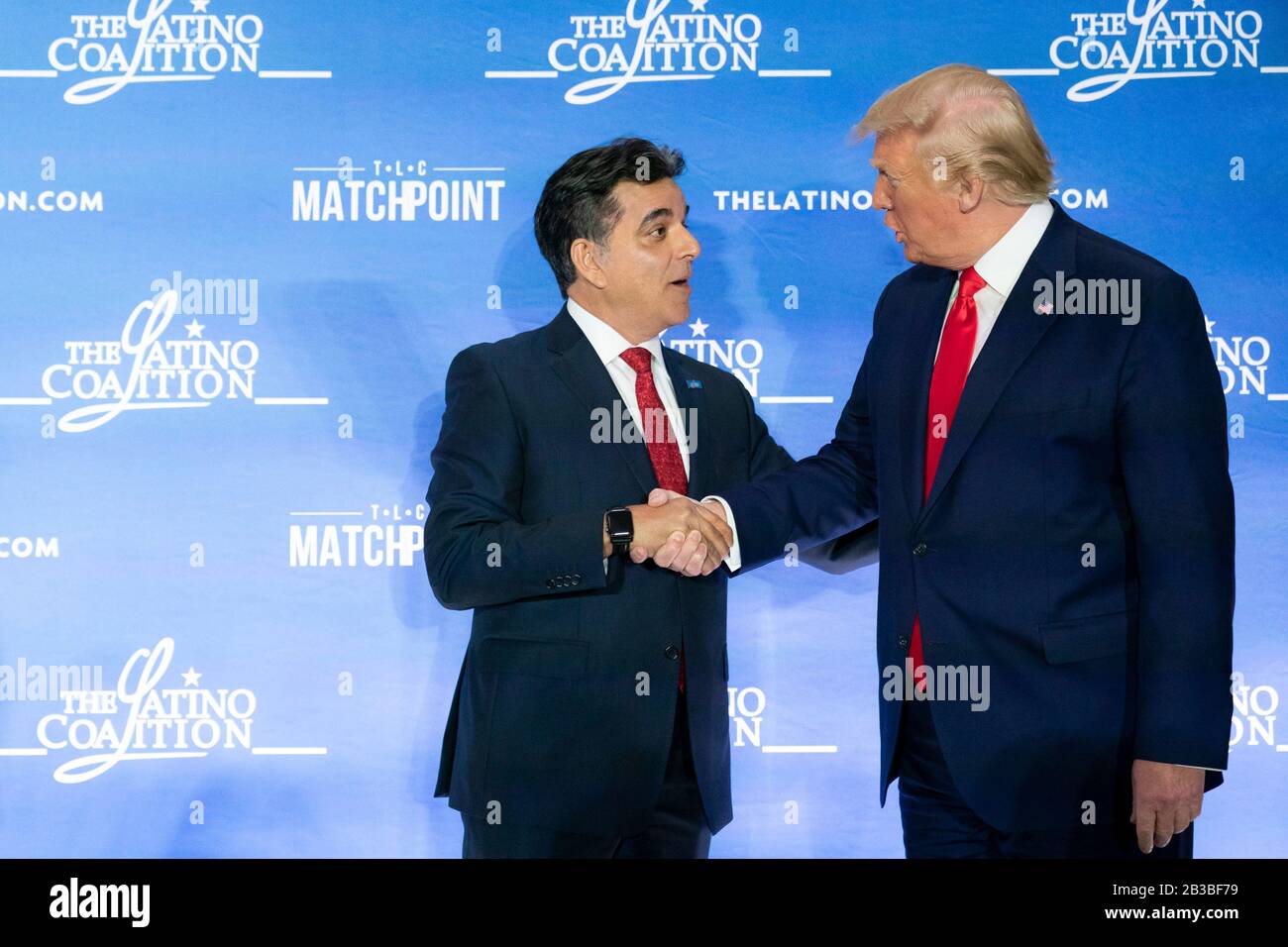 Washington, États-Unis D'Amérique. 04 mars 2020. Washington, États-Unis D'Amérique. 04 Mars 2020. Le président américain Donald Trump se serre les mains avec le président de la coalition latino-américaine Hector Barreto, à gauche, avant de prendre la parole au Sommet législatif de la coalition latino-américaine au JW Marriott le 4 mars 2020 à Washington, DC. Crédit : Tia Dufour/White House Photo/Alay Live News Banque D'Images