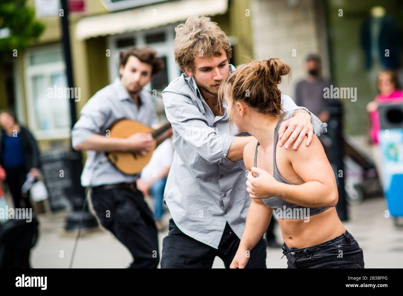 Saint-Lambert, Canada - le 25 mai 2019 : spectacle Acrobat dans la rue Sanit-Lambert Banque D'Images