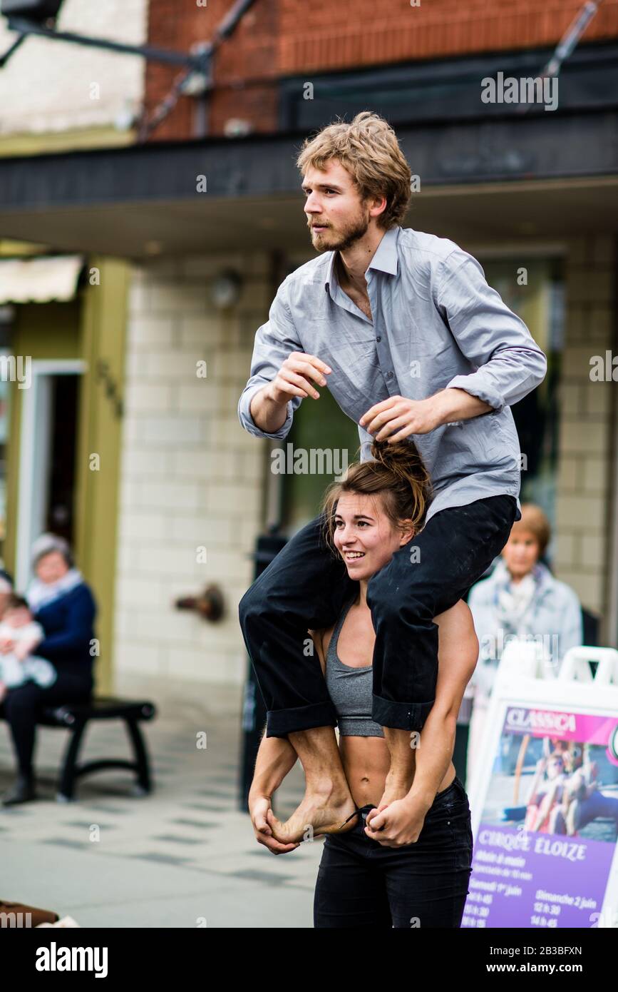 Saint-Lambert, Canada - le 25 mai 2019 : spectacle Acrobat dans la rue Sanit-Lambert Banque D'Images