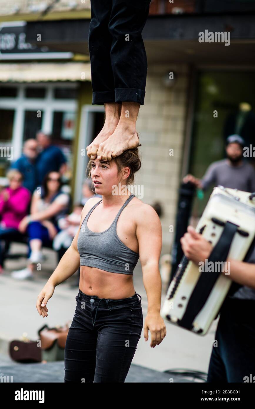 Saint-Lambert, Canada - le 25 mai 2019 : spectacle Acrobat dans la rue Sanit-Lambert Banque D'Images