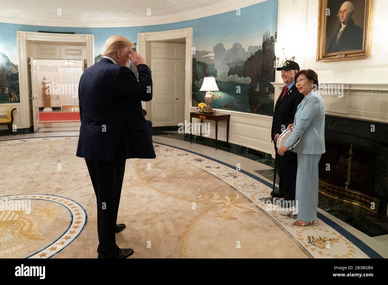 Le président américain Donald Trump salue la deuxième Guerre mondiale, vétéran de la bataille d'Iwo Jima, Ira Rigger, 97 ans, et sa femme, Yong Rigger, dans la salle d'accueil diplomatique de la Maison Blanche le 3 mars 2020 à Washington, DC. Banque D'Images