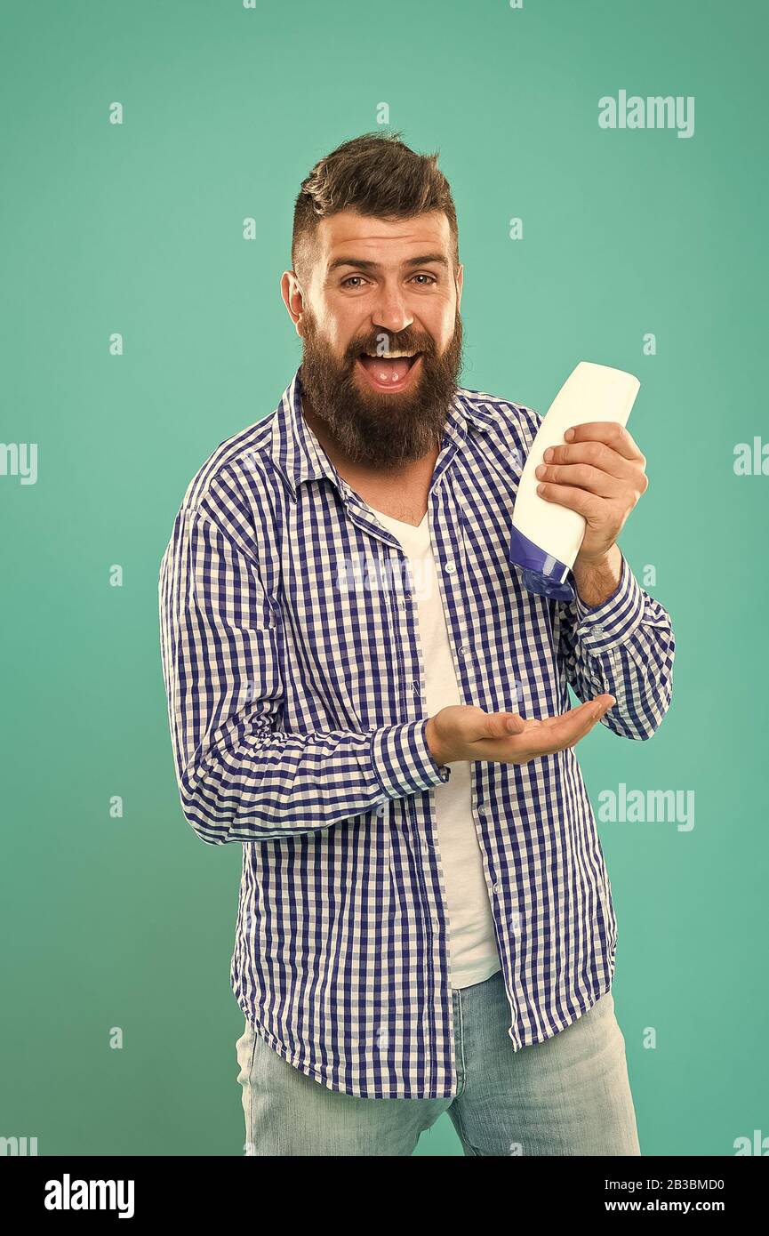 Bouteille de shampoing en attente de l'homme. Soins capillaires. Shampoing pour usage quotidien. Lotion pour la peau. Shampoing et après que vous choisissez peut faire toute la différence dans les cheveux commençant juste à racines. Cosmétiques soins du corps bain douche. Banque D'Images Bouteille de shampoing en attente de l'homme. Soins capillaires. Shampoing pour usage quotidien. Lotion pour la peau. Shampoing et après que vous choisissez peut faire toute la différence dans les cheveux commençant juste à racines. Cosmétiques soins du corps bain douche. Banque D'Images