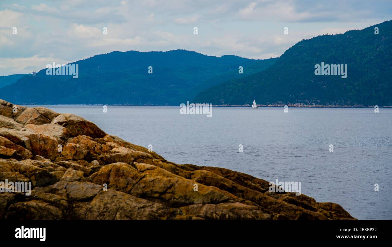 Rivière Saguenay, Canada - 18 août 2019 : vue panoramique imprenable sur la vallée de la rivière Sagueney au coucher du soleil Banque D'Images