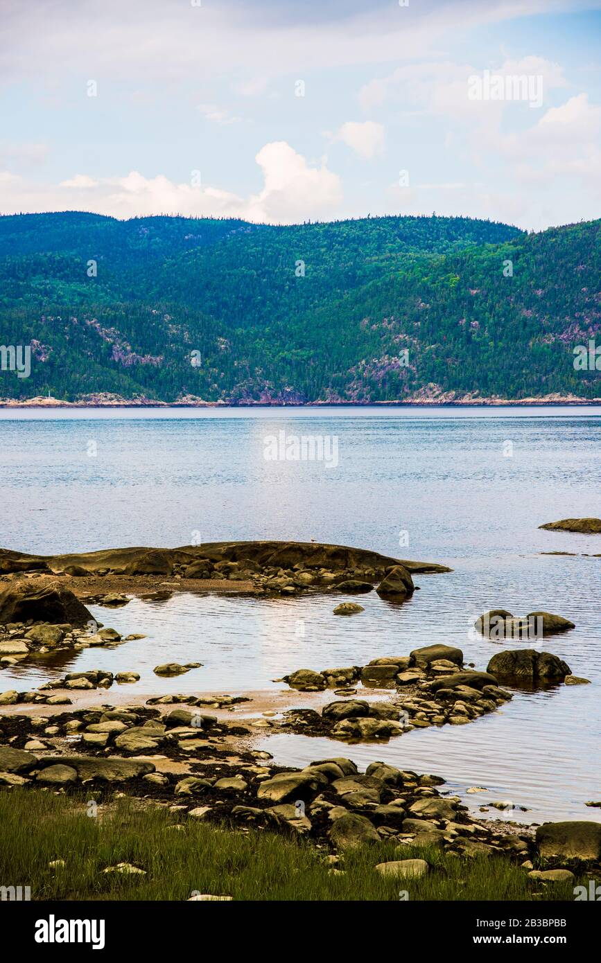 Rivière Saguenay, Canada - 18 août 2019 : vue panoramique imprenable sur la vallée de la rivière Sagueney au coucher du soleil Banque D'Images
