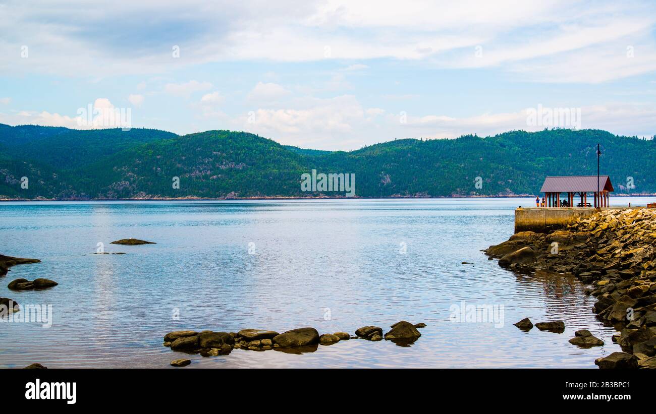 Rivière Saguenay, Canada - 18 août 2019 : vue panoramique imprenable sur la vallée de la rivière Sagueney au coucher du soleil Banque D'Images