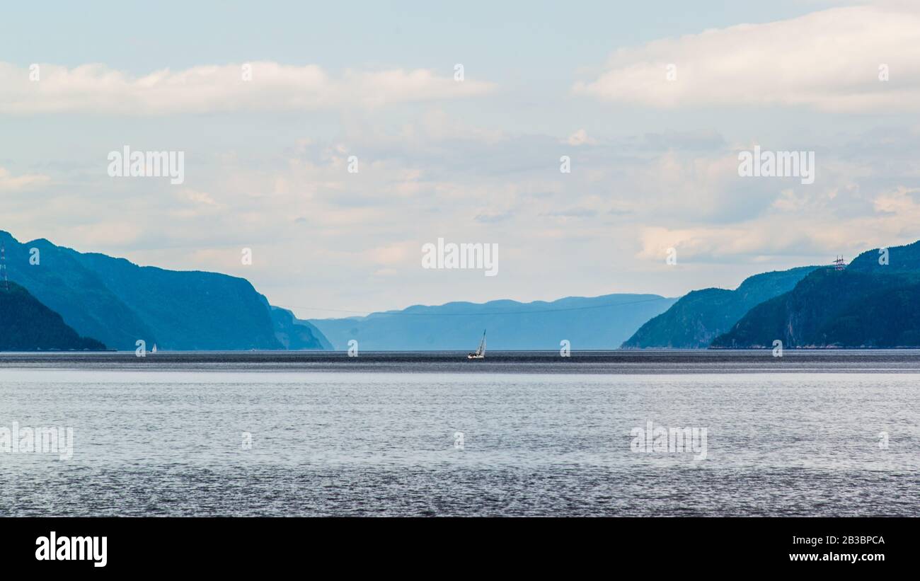 Rivière Saguenay, Canada - 18 août 2019 : vue panoramique imprenable sur la vallée de la rivière Sagueney au coucher du soleil Banque D'Images