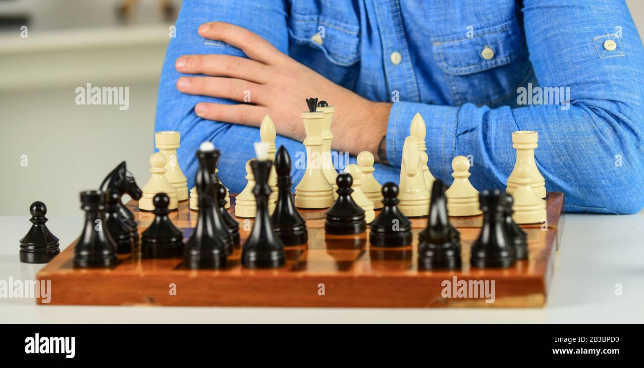 Logiques de développement. Apprendre à jouer aux échecs. Le mauvais déplacement annule les bons. Figures sur le tableau d'échecs en bois. En pensant à l'étape suivante. Leçon d'échecs. Concept de stratégie. Jouer aux échecs. Passe-temps intellectuel. Banque D'Images