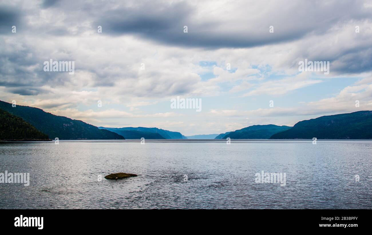 Rivière Saguenay, Canada - 18 août 2019 : vue panoramique imprenable sur la vallée de la rivière Sagueney au coucher du soleil Banque D'Images