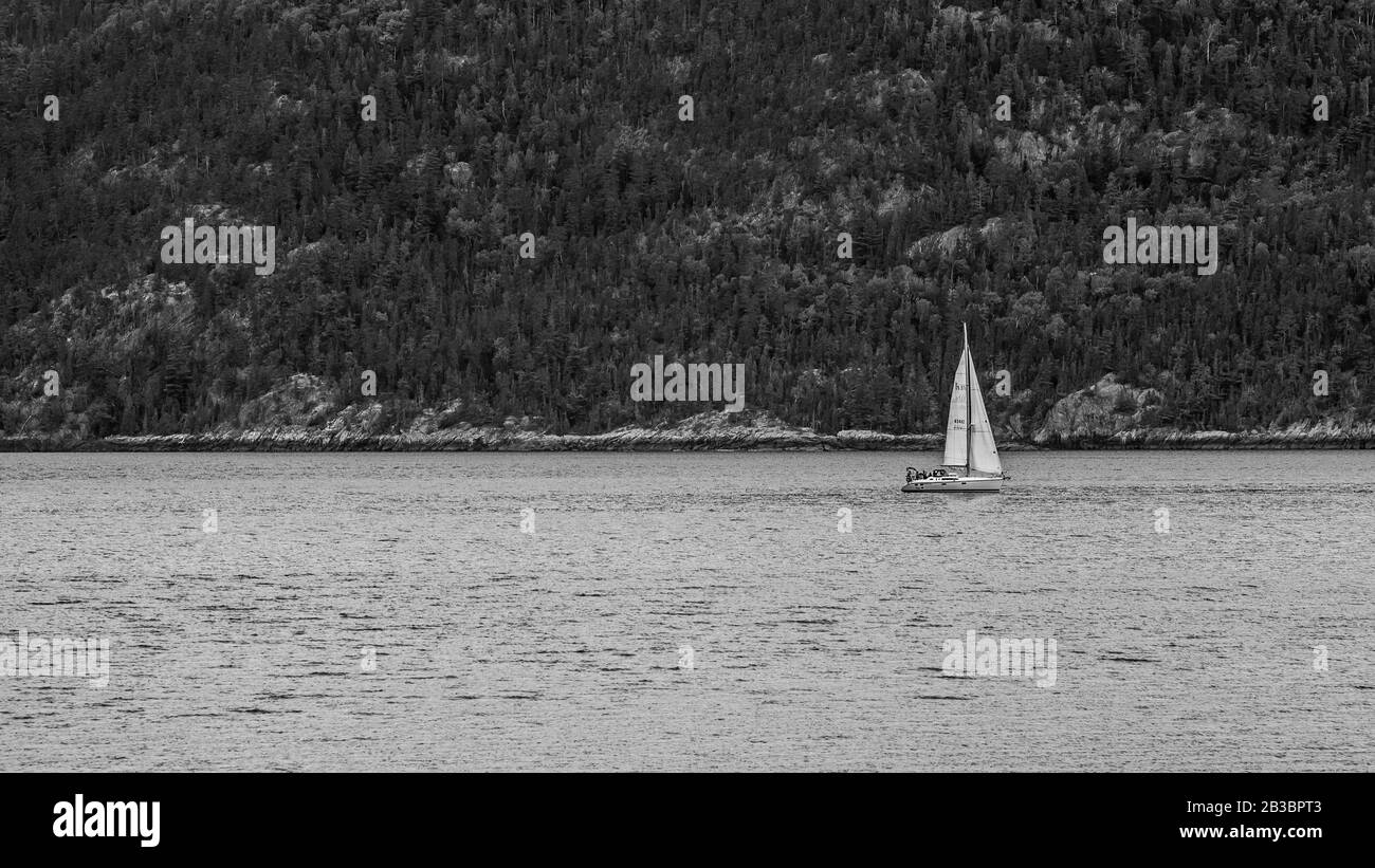 Rivière Saguenay, Canada - Augat 18 2019 : bateau à voile dans la vallée de la rivière Sagueney au coucher du soleil Banque D'Images