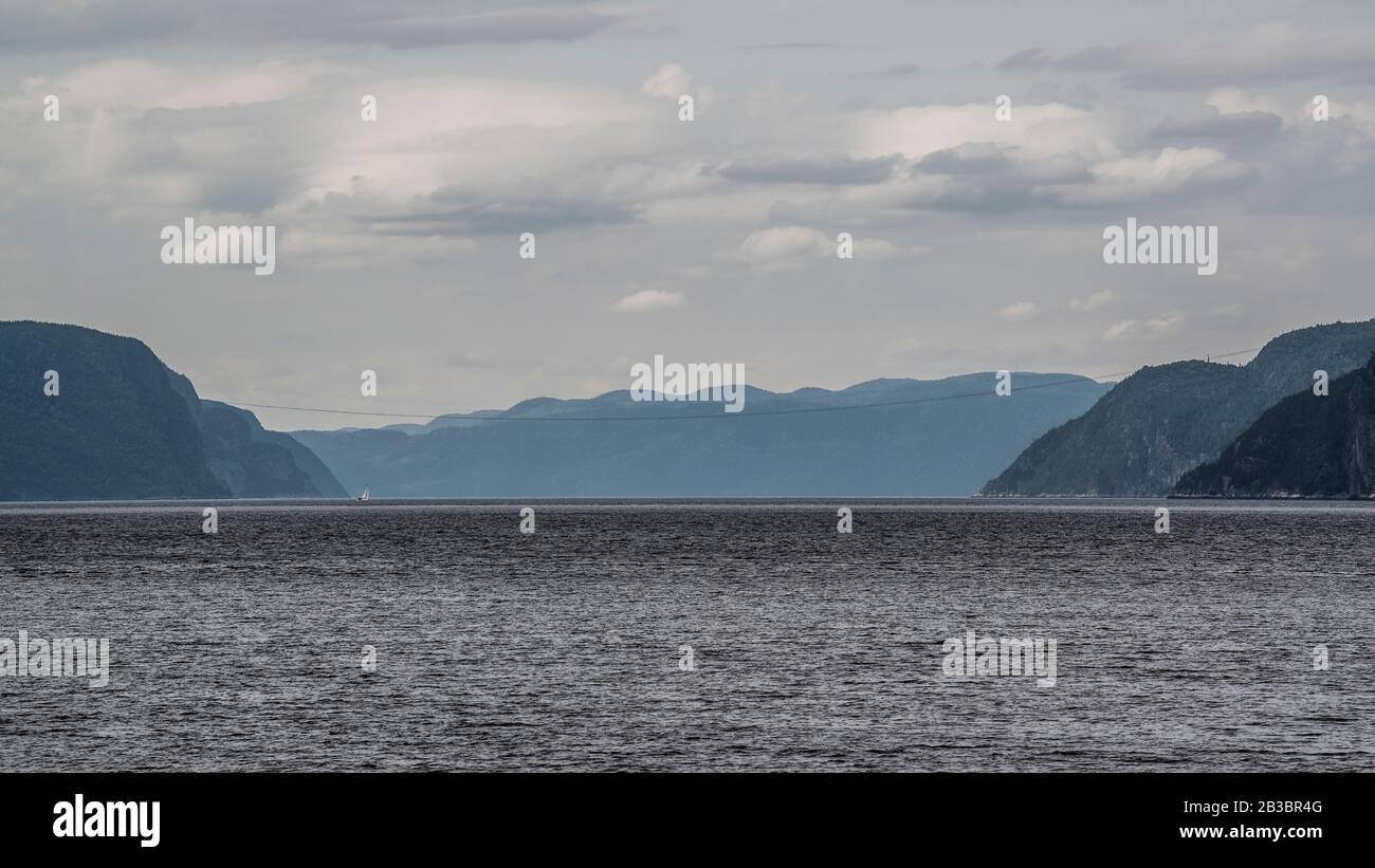 Rivière Saguenay, Canada - 18 août 2019 : vue panoramique imprenable sur la vallée de la rivière Sagueney au coucher du soleil Banque D'Images