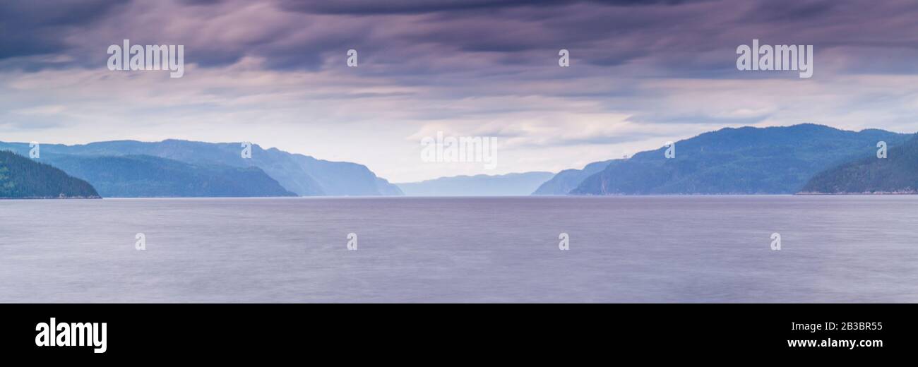 Rivière Saguenay, Canada - 18 août 2019 : vue panoramique imprenable sur la vallée de la rivière Sagueney au coucher du soleil Banque D'Images