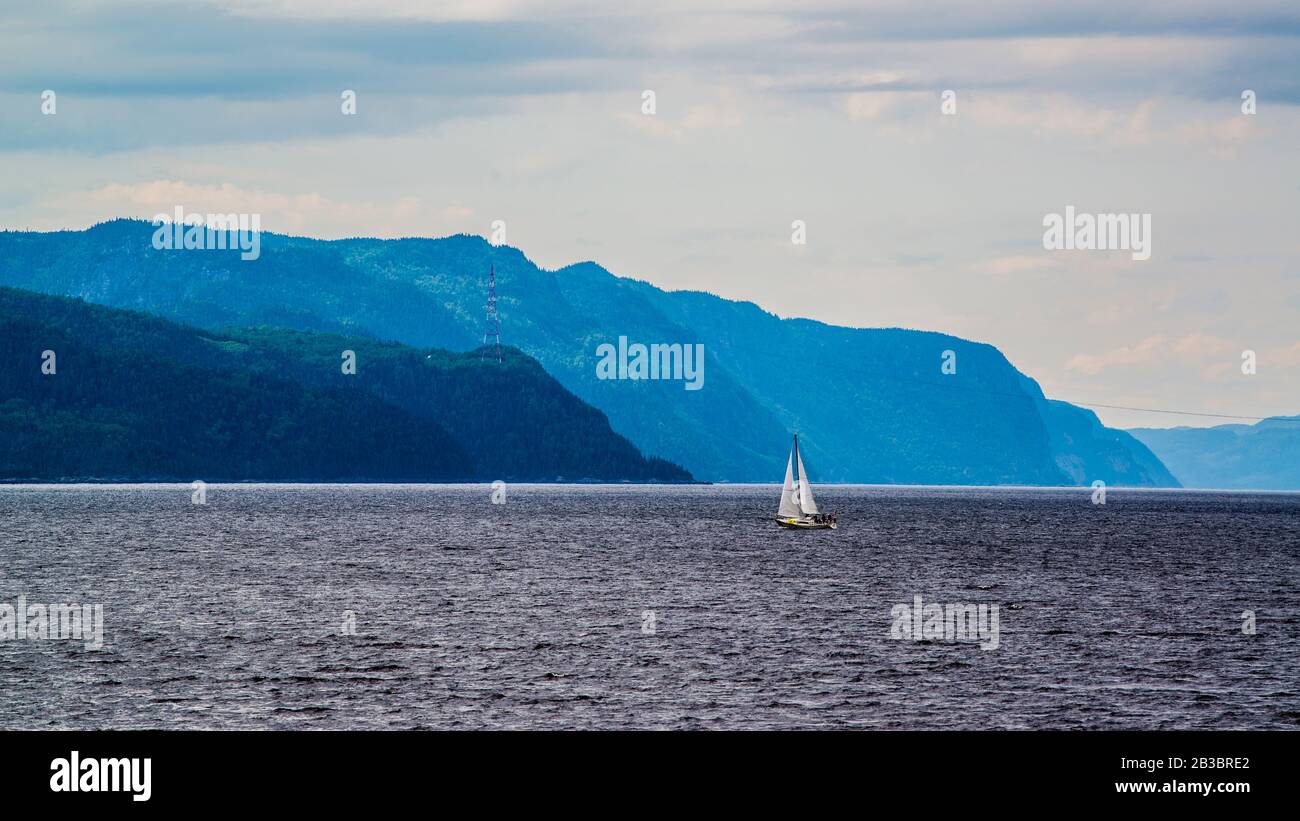 Rivière Saguenay, Canada - 18 août 2019 : vue panoramique imprenable sur la vallée de la rivière Sagueney au coucher du soleil Banque D'Images