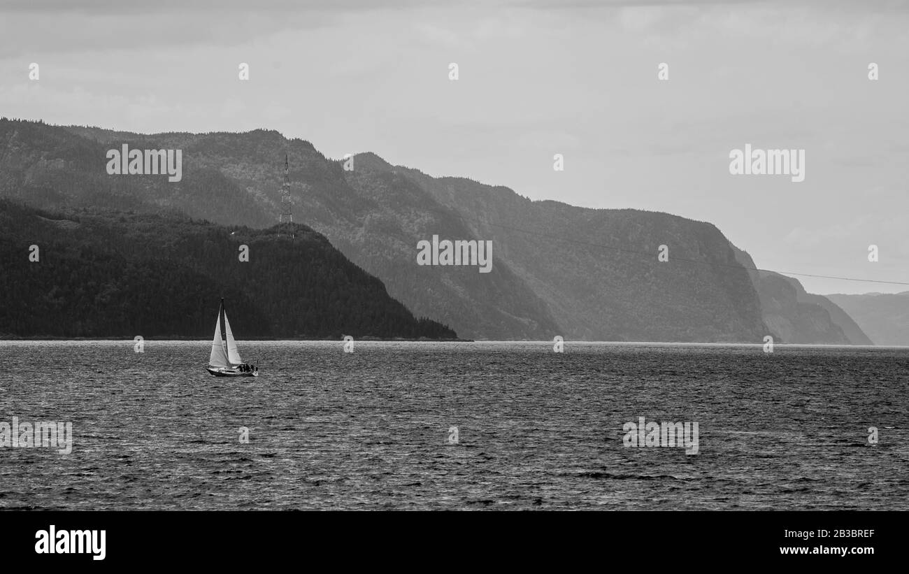 Rivière Saguenay, Canada - 18 août 2019 : vue panoramique imprenable sur la vallée de la rivière Sagueney au coucher du soleil Banque D'Images
