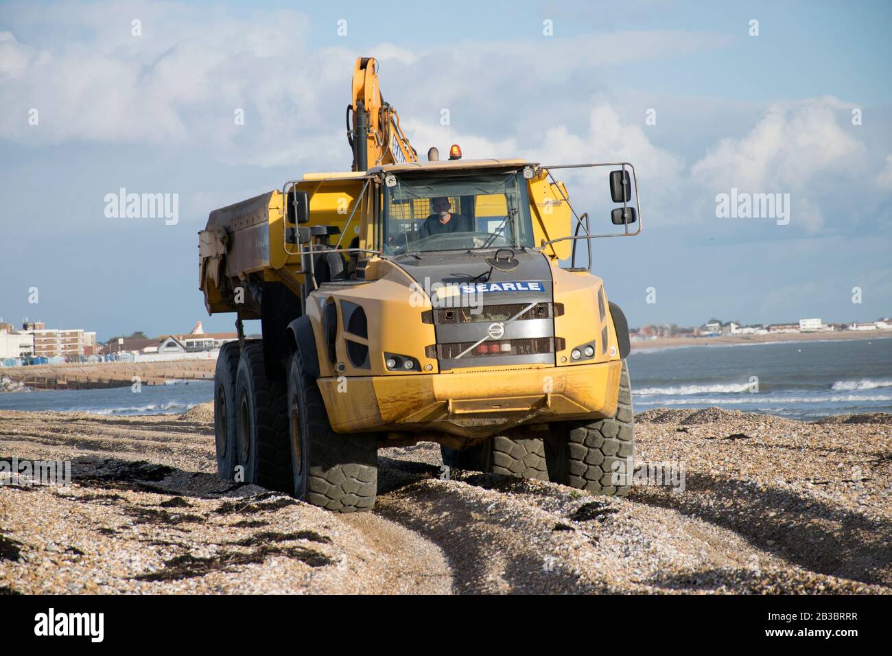 Hayling Island, Hampshire. Des machines de terrassement sont utilisées chaque année pour déplacer du gravier de plage de l'Ouest vers l'est afin de contrecarrer l'effet de la dérive des côtes Banque D'Images