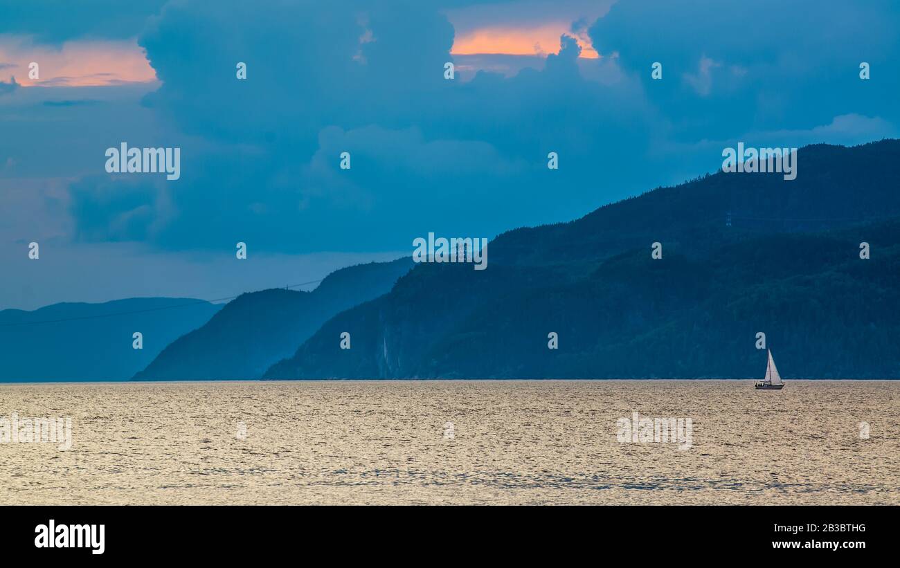 Rivière Saguenay, Canada - 18 août 2019 : vue panoramique imprenable sur la vallée de la rivière Sagueney au coucher du soleil Banque D'Images
