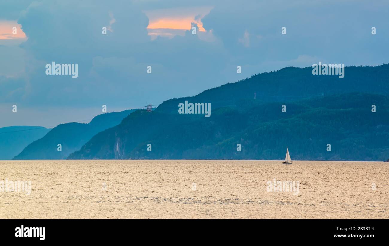 Rivière Saguenay, Canada - 18 août 2019 : vue panoramique imprenable sur la vallée de la rivière Sagueney au coucher du soleil Banque D'Images