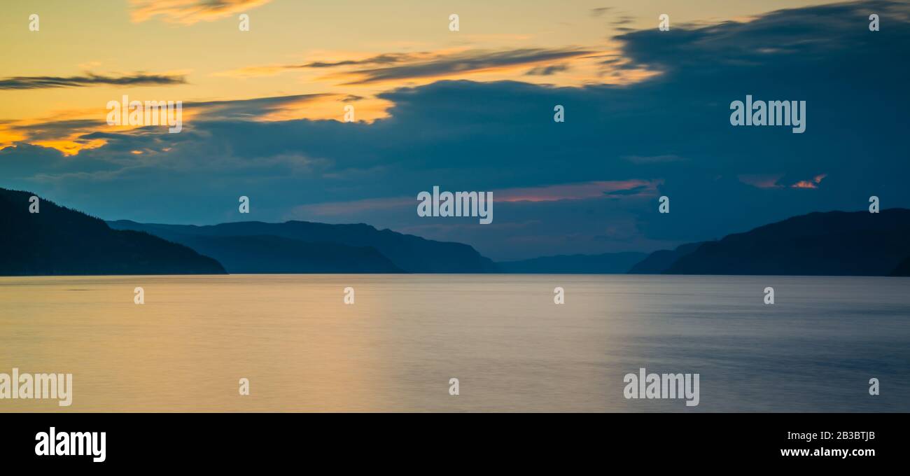 Rivière Saguenay, Canada - 18 août 2019 : vue panoramique imprenable sur la vallée de la rivière Sagueney au coucher du soleil Banque D'Images