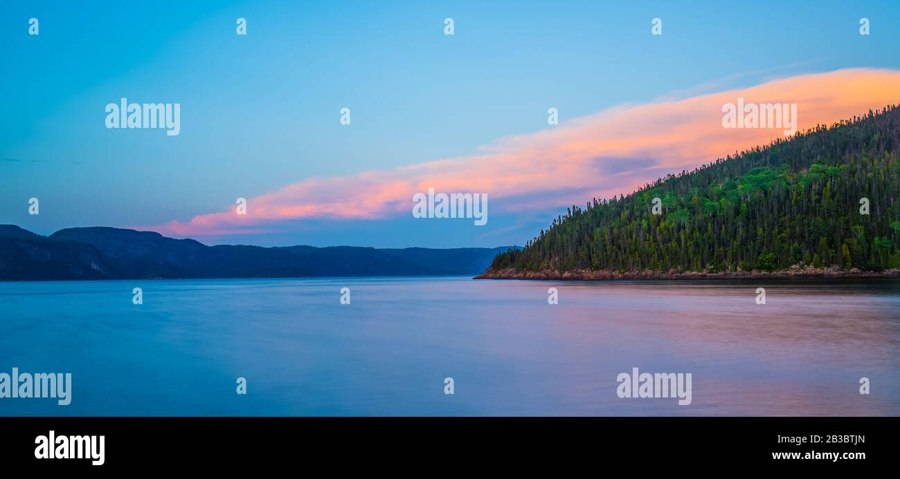 Rivière Saguenay, Canada - 18 août 2019 : vue panoramique imprenable sur la vallée de la rivière Sagueney au coucher du soleil Banque D'Images