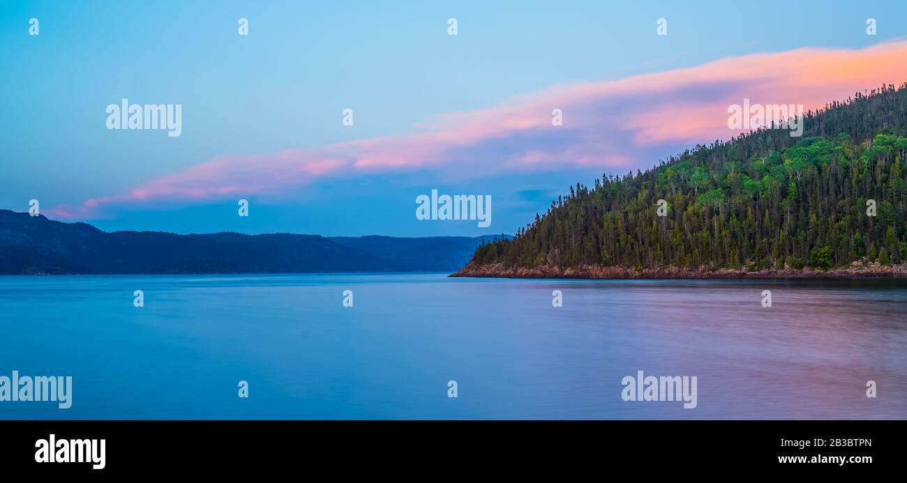 Rivière Saguenay, Canada - 18 août 2019 : vue panoramique imprenable sur la vallée de la rivière Sagueney au coucher du soleil Banque D'Images