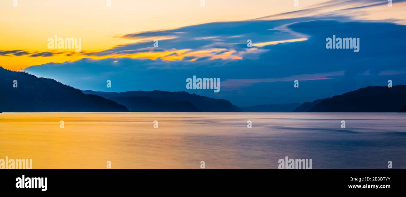 Rivière Saguenay, Canada - 18 août 2019 : vue panoramique imprenable sur la vallée de la rivière Sagueney au coucher du soleil Banque D'Images