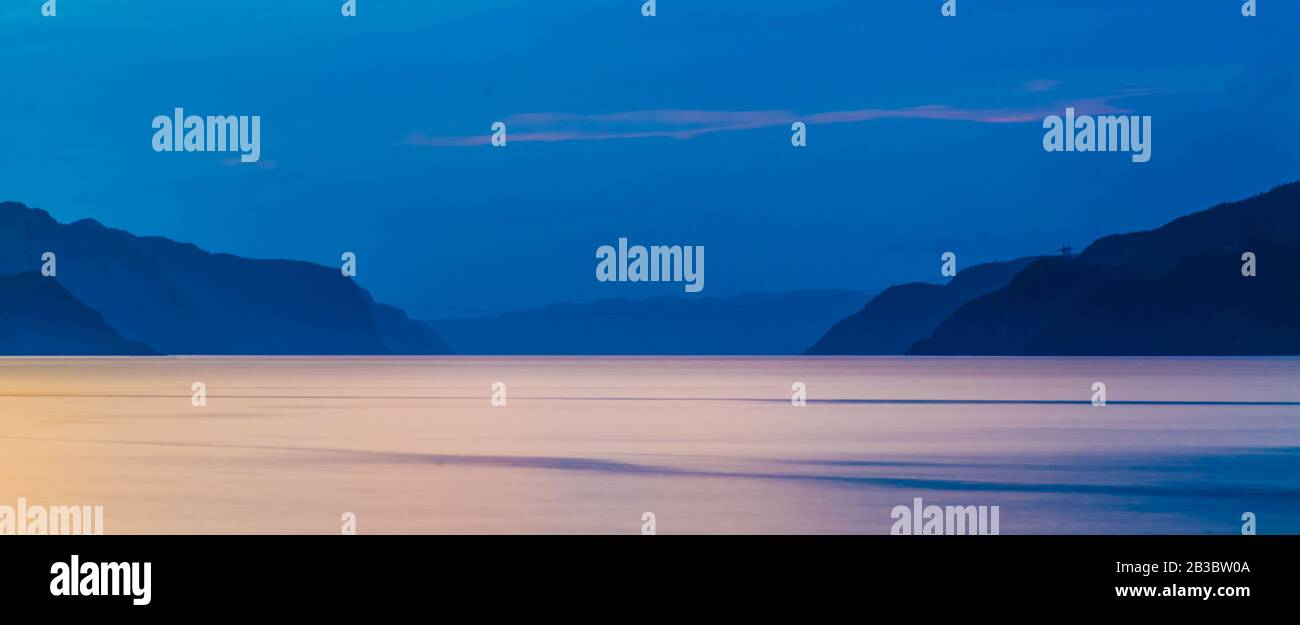 Rivière Saguenay, Canada - 18 août 2019 : vue panoramique imprenable sur la vallée de la rivière Sagueney au coucher du soleil Banque D'Images