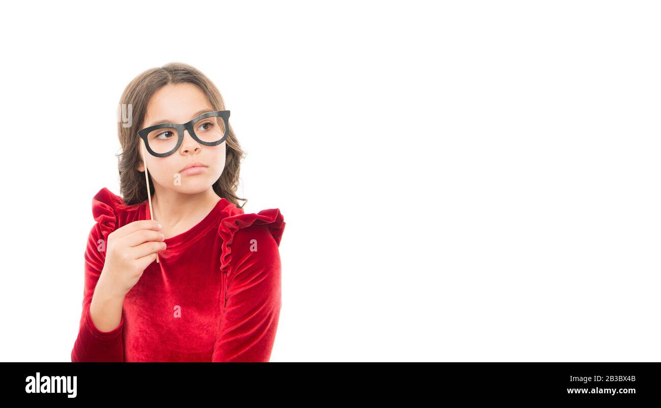 Bebe Intelligent Pour Enfant Il Y A De Jolies Lunettes De Vue Accessoire De Cabine Photo Enfant Charmant Arriere Plan Blanc Isole Une Fille Tient Des Lunettes Pour La Fete Enfant Avec Espace Bebe Intelligent Pour Enfant Il Y A De Jolies Lunettes De Vue Accessoire De Cabine Photo Enfant Charmant Arriere Plan Blanc Isole Une Fille Tient Des Lunettes Pour La Fete Enfant Avec Espace