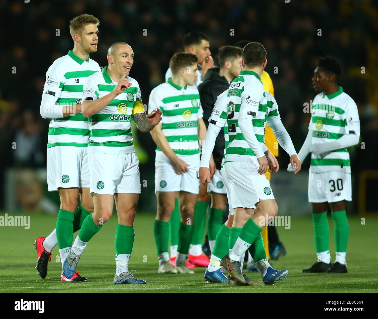 Livingston, Lothian Ouest, Écosse. 04 mars 2020. 4 mars 2020; Almondvale Stadium, Livingston, West Lothian, Écosse; Scottish Premiership Football, Livingston versus Celtic; Scott Brown of Celtic réagit alors que le score des Rangers est lu par l'annonceur du stade crédit: Action plus Sports Images/Alay Live News Banque D'Images